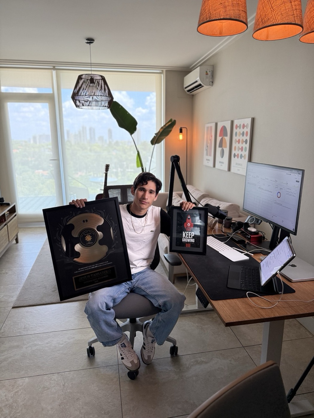 Jesús Tassarolo con la placa del Two Comma Club